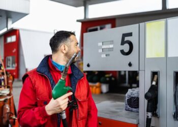 Кешбэк для водителей на АЗС: как это повлияет на цену бензина и дизеля