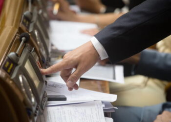 Депутаты против Кабмина: Зеленский теряет контроль над “Слугой народа”