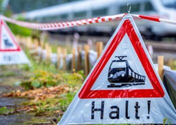 У Німеччині потяг врізався у бетонні плити на коліях