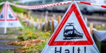 У Німеччині потяг врізався у бетонні плити на коліях