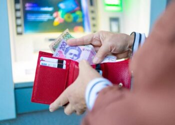 Вместо тысяч приходят сотни гривен: кому из пенсионеров ПФУ незаметно урезал доплаты