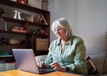 Пенсионерам доплатят по 100 гривен: что стоит за этой цифрой