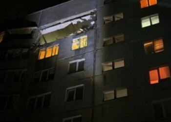 Удар дроном "молнія" по багатоповерхівці Харкова: дві жінки постраждали, у будівлі вибито вікна