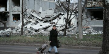 Серед розбитих будинків – люди: як виглядає зруйноване Білозерське