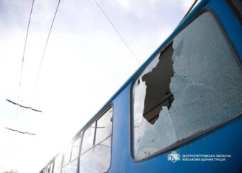 Дніпро вранці зазнало російського удару, є поранений