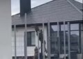 На Волині люди у формі скинули чоловіка з даху будинку – відео і реакція ТЦК