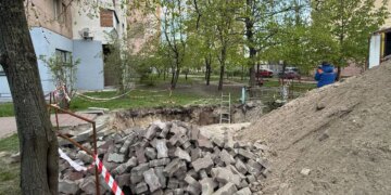 Дівчина впала в неогороджену яму з водою під час робіт комунальників у Києві і травмувалася – відкрито провадження