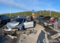 Tesla влетіла у дві автівки на мосту у Києві, є жертва