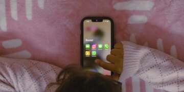 ЄС бачить Meta нездатною тримати дітей віком до 13 років подалі від Facebook та Instagram