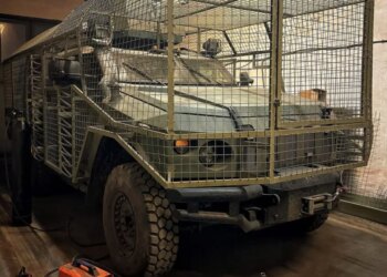 Український досвід війни з дронами поширюється, Ізраїль встановлює сітки проти FPV на техніку