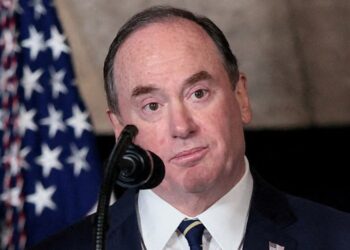 США змінили міністра ВМС у розпал блокади Ормузької протоки