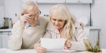 Пенсионерам в Польше разрешили работать только по одному договору: другой останавливает выплаты