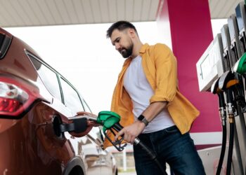 Скільки коштує бензин, дизель, газ та де вигідніше: огляд цін на АЗС 27 квітня