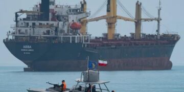 Іранська «флотилія москітів» загрожує США і блокує Ормузьку протоку