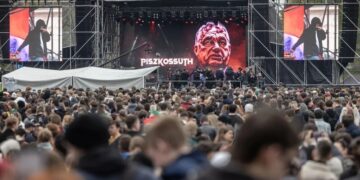 У Будапешті пройшов масштабний антиурядовий концерт напередодні виборів