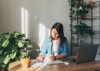 Чи треба українцям платити податки з-за кордону: пояснення адвоката