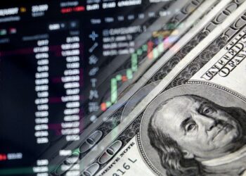 Долар і євро знову дорожчають: курс на 30 квітня та що тисне на валюту