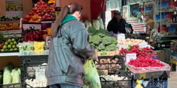 Молодой картофель, огурцы, редис и зеленый лук: украинцам показали цены на весенние овощи