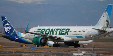У Денвері літак Frontier Airlines збив людину на злітній смузі