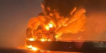 Біля узбережжя Оману вибухнув танкер, зафіксовано витік пального