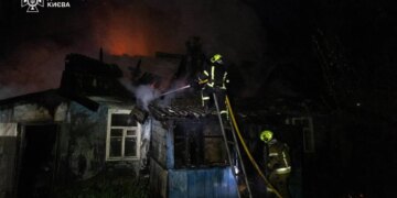 На столичній Оболоні горіли три приватні будинки – у ДСНС показали гасіння пожежі