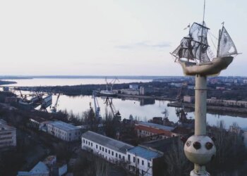 Ворог атакував Миколаїв балістикою, двоє людей постраждали
