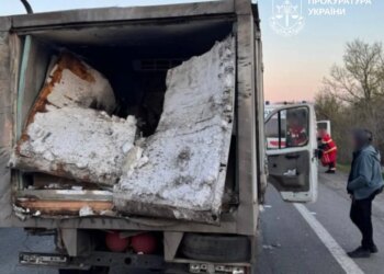 Російський дрон атакував хлібний фургон на трасі на Харківщині, є поранені