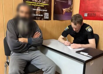 Голяка гуляв столичним Хрещатиком – поліція склала на чоловіка протокол за дрібне хуліганство