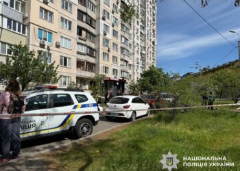 У Києві чоловік випав з вікна 11-го поверху та помер на місці