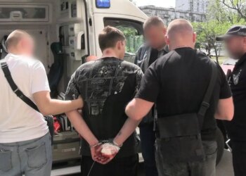 У Києві чоловік випав з вікна після удару ножем, вбивцю – громадянина рф – затримали