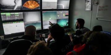 Підводні роботи виявили сотні артефактів на найглибшому затонулому кораблі Франції