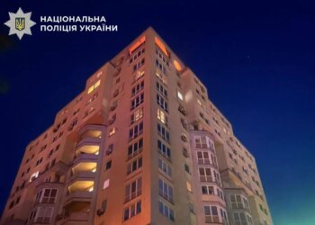 У Києві внаслідок атаки рф уламки дрона впали на дах житлової висотки