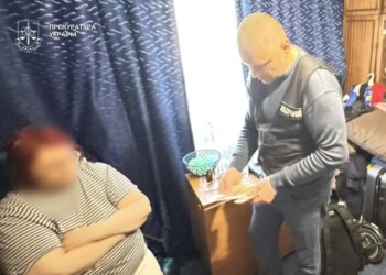 Прикидалась "хворою" в соцмережах – у Києві затримали жінку, що вкрала у військового понад 700 тис. гривень
