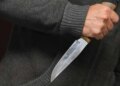 У Києві чоловік під наркотиками посварився із жінкою і кинув їй у спину ніж, його затримали