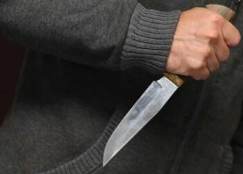 У Києві чоловік під наркотиками посварився із жінкою і кинув їй у спину ніж, його затримали