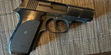 У Києві жінка вистрелила у чоловіка через зауваження про шум у дворі – поліція
