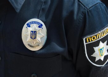 У Києві чоловік влаштував стрілянину, а потім зачинився у квартирі. Із стрілком ведуть перемовини