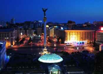 Київ зазнав масованої атаки балістикою та дронами, є постраждалі і руйнування