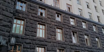 Під час масованої атаки рф на Київ пошкоджено будівлю Кабміну – Свириденко