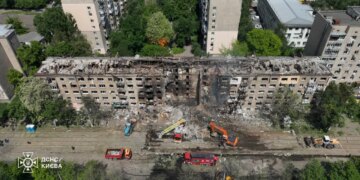 ДСНС показала, як зараз виглядає місце удару рф у Києві