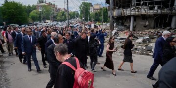 Понад 70 дипломатам показали місце російського удару на Лук'янівці у Києві