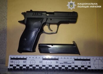 Киянин влаштував стрілянину біля багатоповерхівок заради розваги і отримав підозру