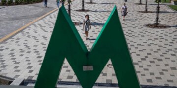 Людина в тунелі змусила метро Києва призупинити рух на "синій" гілці, роботу уже відновлено