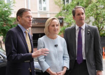 Посольство США у Києві заявило, що продовжує роботу і заперечило "повідомлення про інше"