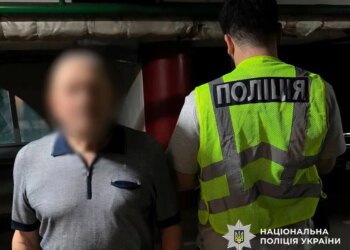 У Києві чоловік вистрілив із рушниці та випадково поранив перехожу