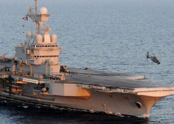 Авіаносець «Шарль де Голль» підходить до Ормузької протоки
