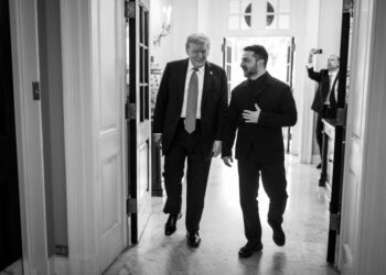 Романенко: Трамп запутался в собственной паутине и начнет дико давить на Украину