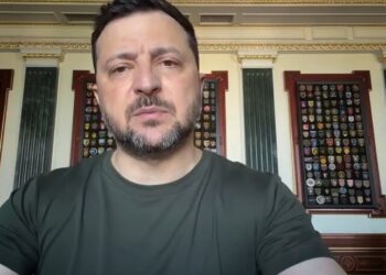 Зеленский отреагировал на ночную атаку Киева и высказался о “старом шамкающем орешнике” – Путине