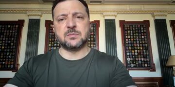 Зеленский отреагировал на ночную атаку Киева и высказался о “старом шамкающем орешнике” – Путине