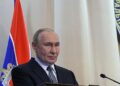 Путін підписав закон про списання боргів новим контрактникам